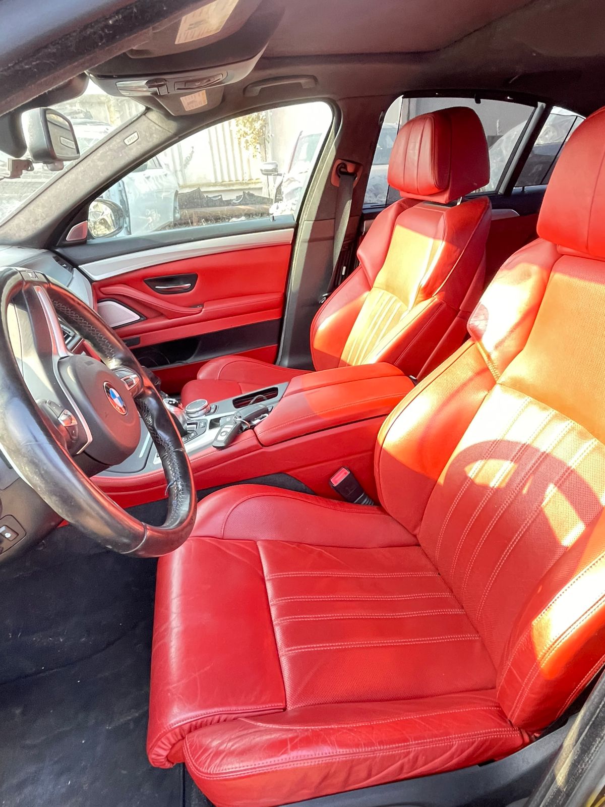 იშლება BMW F10 M5 (2012 - 2016) 2